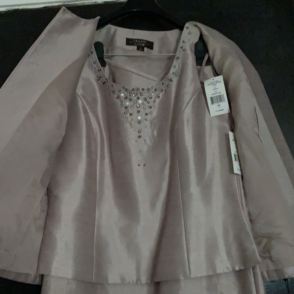 Tahari Arthur & Levine Luxe. Size 6 - Picture 3 of 5